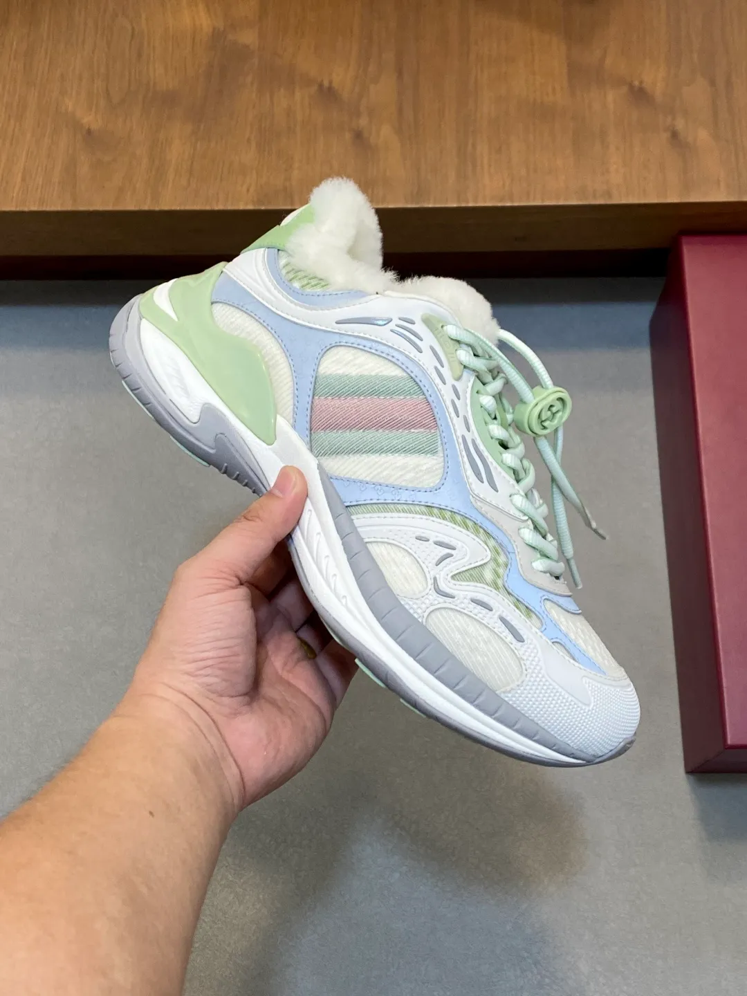 Men's men's shoes 💰980 Gucci Gucci 2.0 sneakers, retro casual shoes, original purchase, development, production. Gucci 2.0 sneakers reinterpret the brand's iconic striped webbing elements. This sneaker reinterprets the iconic details, using EVA thick soles, with a smart silhouette, bringing a stable and comfortable wearing experience. Beautiful packaging at the delivery counter. Fabric: original imported cowhide + technical fabrics. Lining: imported real wool lining. Sole: original molded ultra-light foam rubber. Bottom thickness: 4CM. Size: 39-44 (customized for 38, 45, 46)